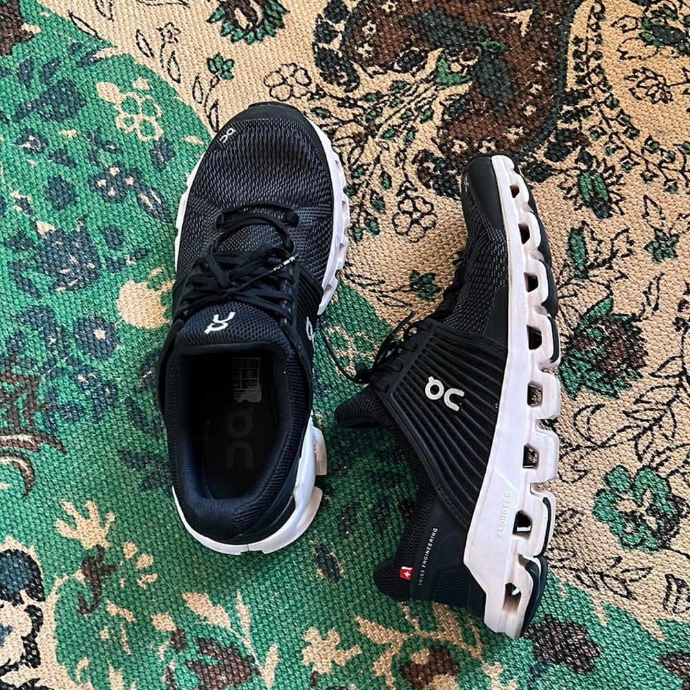 ON CLOUD BLACK SNEAKERS